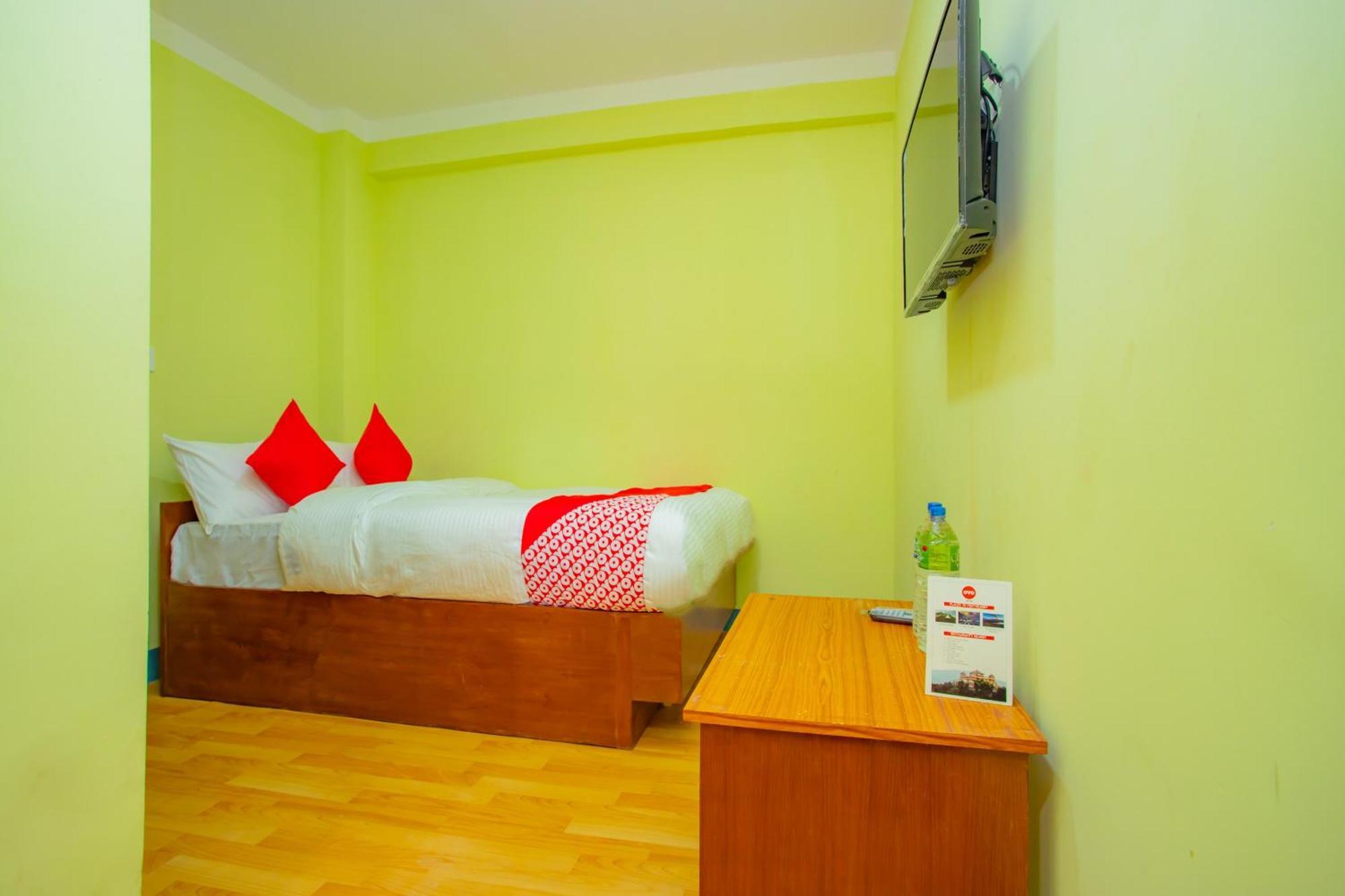 Oyo 589 Hotel Trimurti Катманду Экстерьер фото